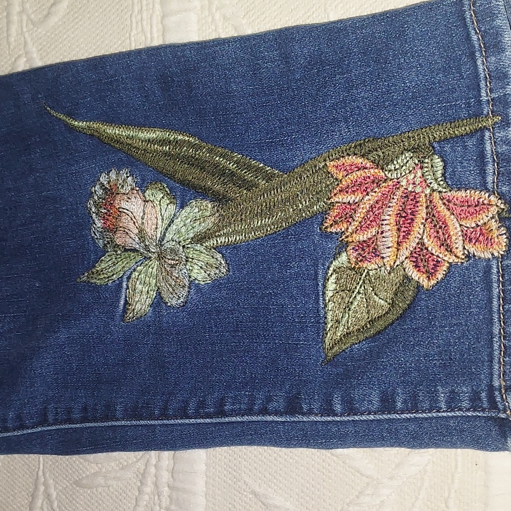 Chico's The So Slimmung Girlfriend Ankle Jeans - Picture 5 of 10
